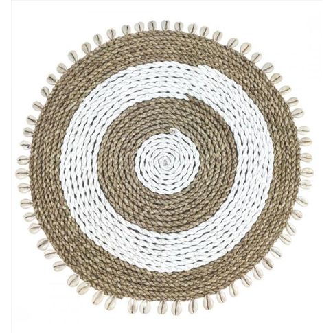 Placemat with braided sea rush and shells in white and natural circles
